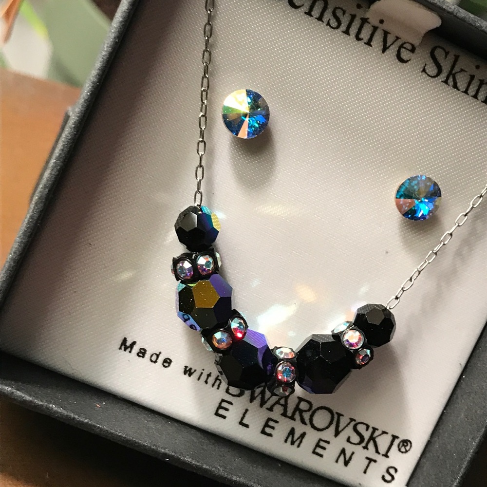 SOLD⛔️Swarovski element Necklace & Earrings set - Picture 3 of 5